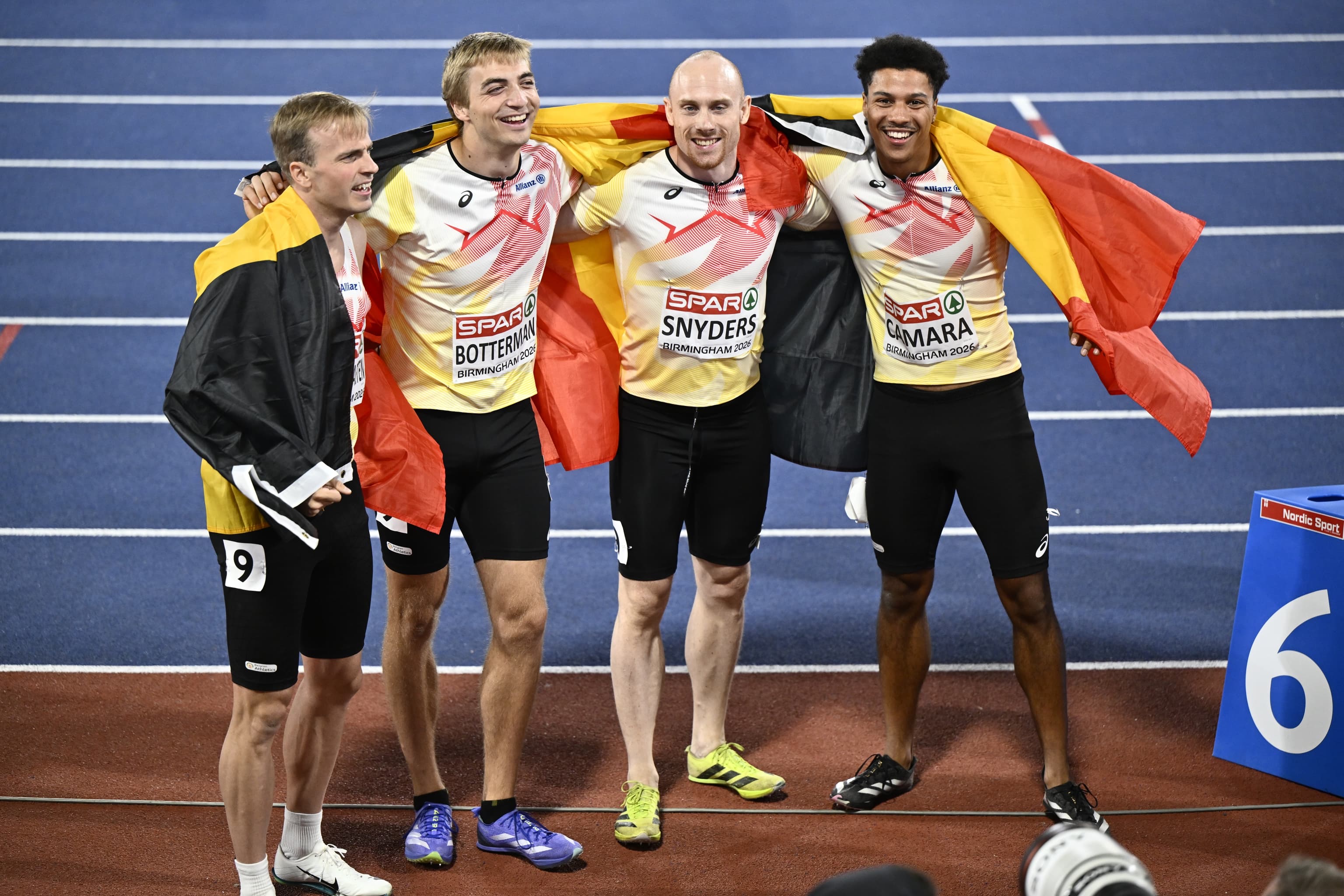 falcons-met-vlag